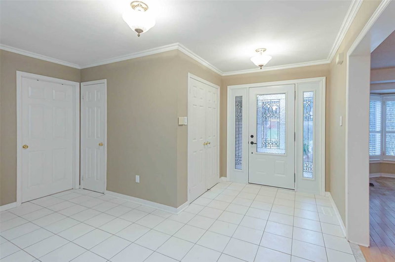 719 Shanahan Blvd, Newmarket, L3X1P8 | Image 3