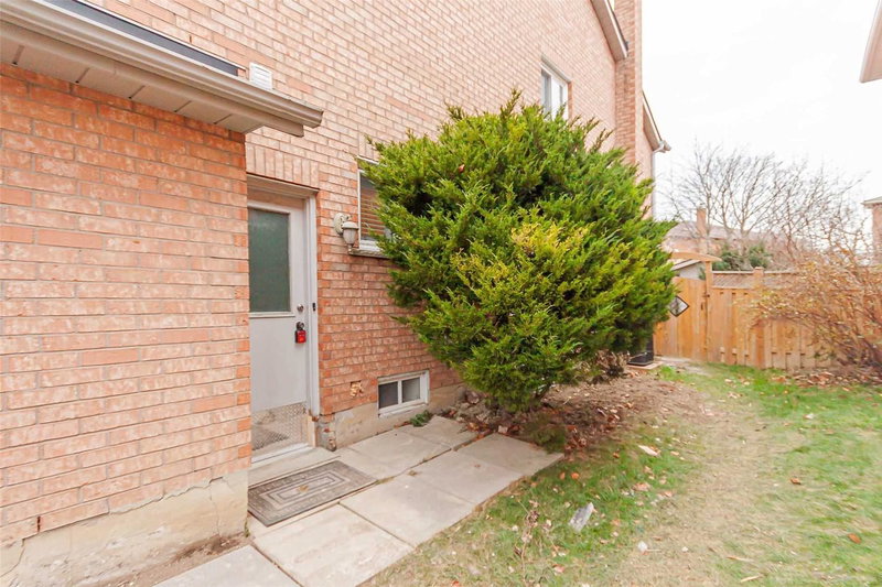 A - 719 Shanahan Blvd, Newmarket, L3X 1P8 | Image 2