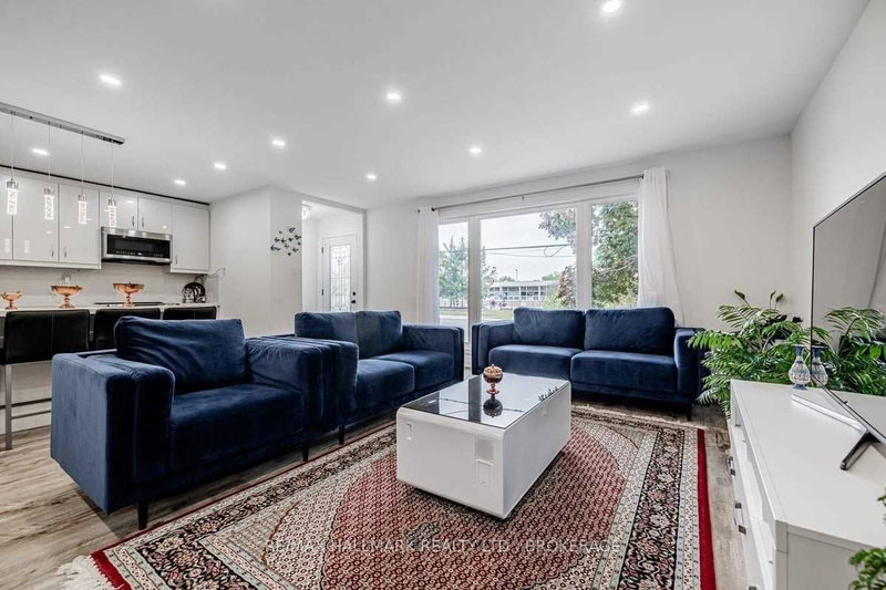 302 Crosby Ave, Richmond Hill, L4C 2R6 | Image 2