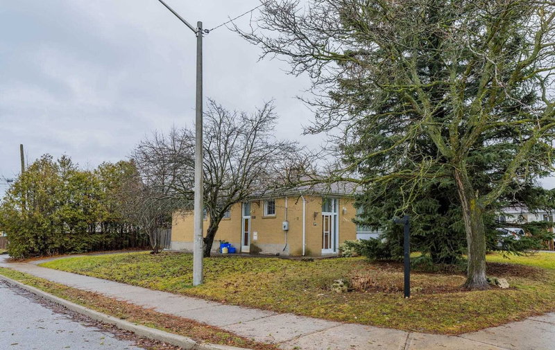 304 Kerswell Dr, Richmond Hill, L4C2X2 | Image 3