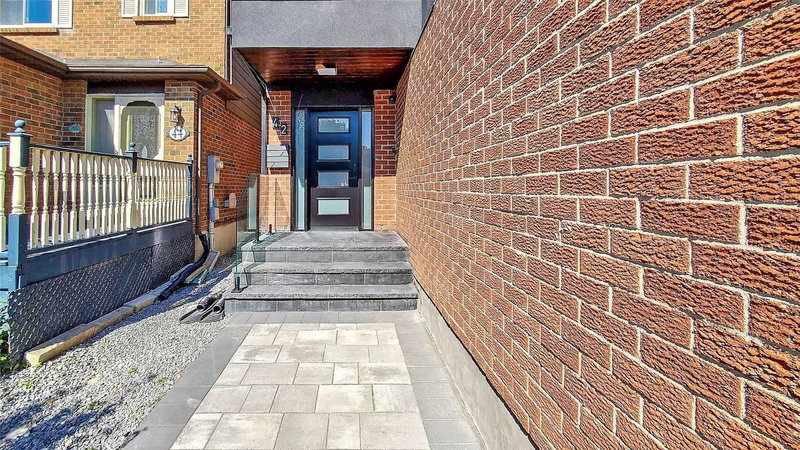 42 Coventry Crt, Richmond Hill, L4C 8B8 | Image 3