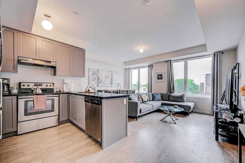 110 - 600 Alex Gardner Circ, Aurora, L4G 3G5 | Image 3