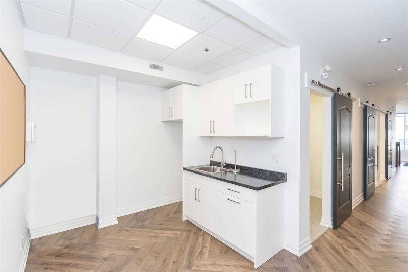 25 - 16945 Leslie St, Newmarket, L3Y 9A2 | Image 2