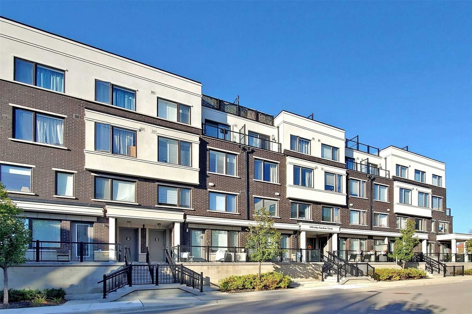 Townhouse sold at 26-200 Alex Gardner Circle, Aurora, Aurora Heights, L4G 3G5 - MLS: N5875475