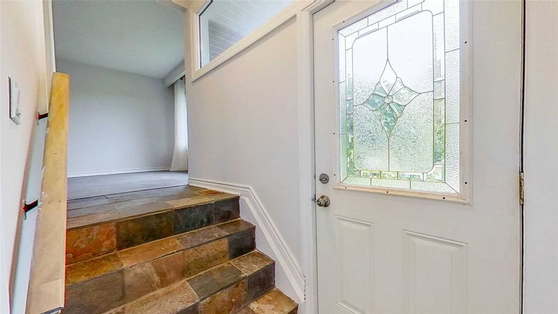 Main - 140 Cherrywood Dr, Newmarket, L3Y 2X7 | Image 2