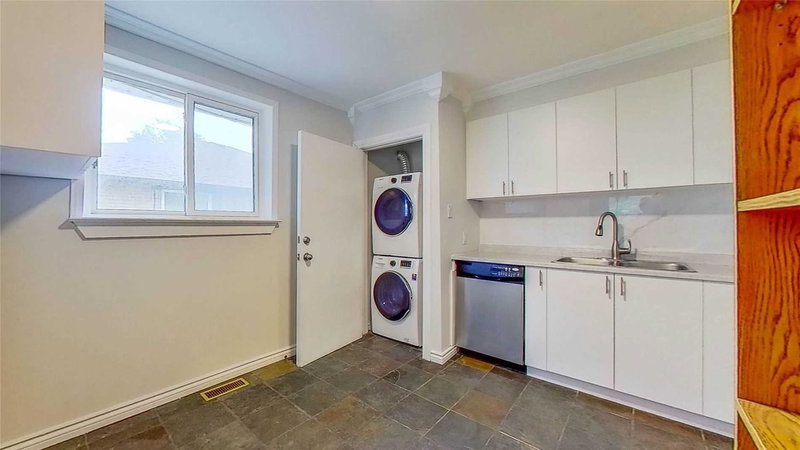 Main - 140 Cherrywood Dr, Newmarket, L3Y 2X7 | Image 3