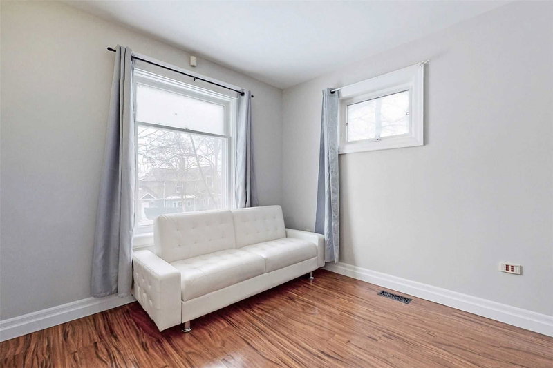 12 Vincent St, Newmarket, L3Y4G2 | Image 2