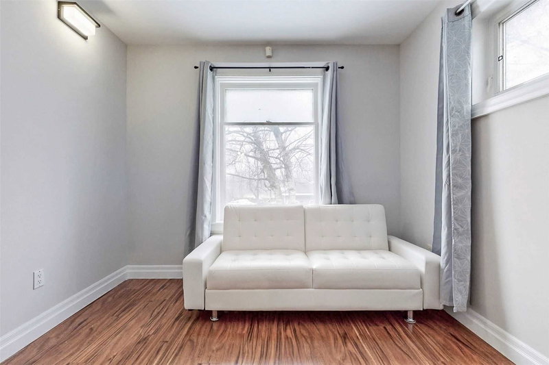 12 Vincent St, Newmarket, L3Y4G2 | Image 3