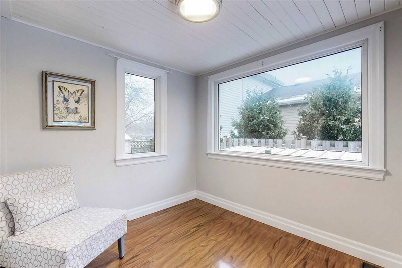 12 Vincent St, Newmarket, L3Y 4G2 | Image 3