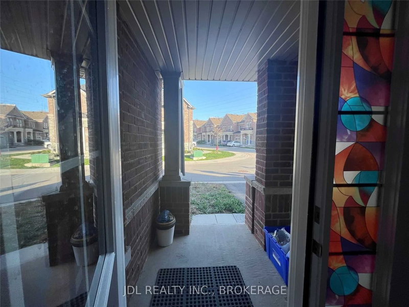 302 Clay Stones St, Newmarket, L3X 0M1 | Image 2