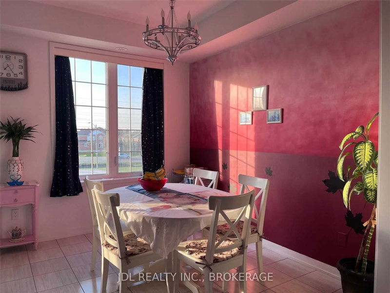 302 Clay Stones St, Newmarket, L3X 0M1 | Image 3