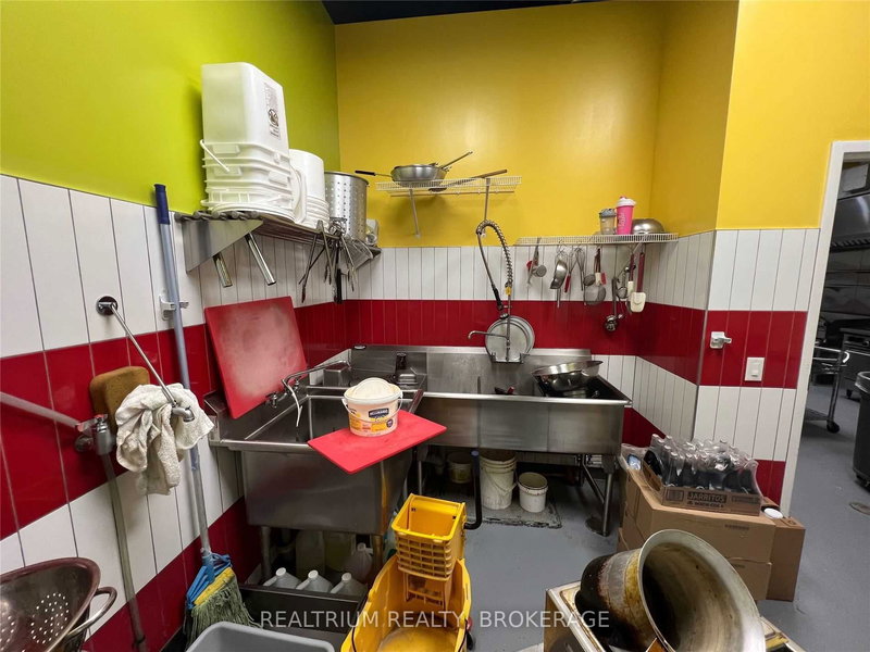 C4 - 16025 Bayview Ave, Aurora, L4G 3L4 | Image 2