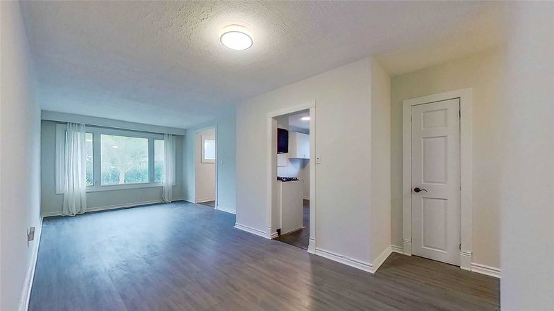 Main - 140 Cherrywood Dr, Newmarket, L3Y 2X7 | Image 2