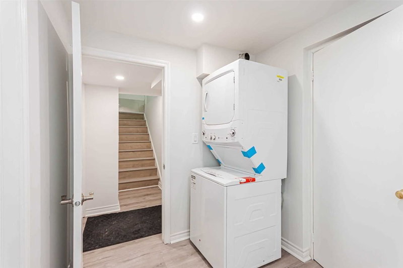 A - 719 Shanahan Blvd, Newmarket, L3X 1P8 | Image 3