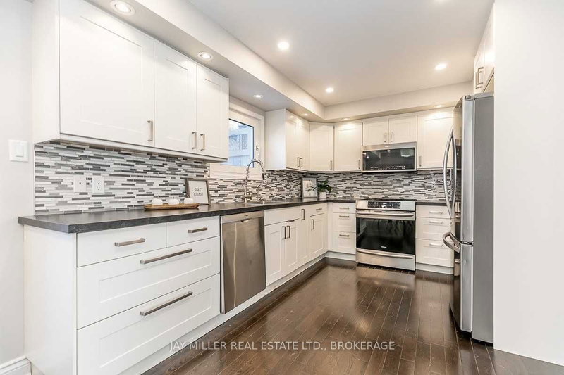 333 Rannie Rd, Newmarket, L3X 1K3 | Image 2