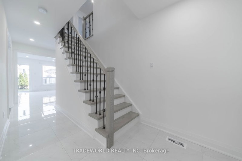 37 Landsdown Cres, Markham, L6E 1M6 | Image 2