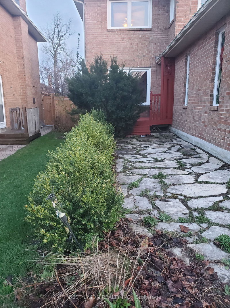 104 Houseman Cres, Richmond Hill, L4C 7S5 | Image 2