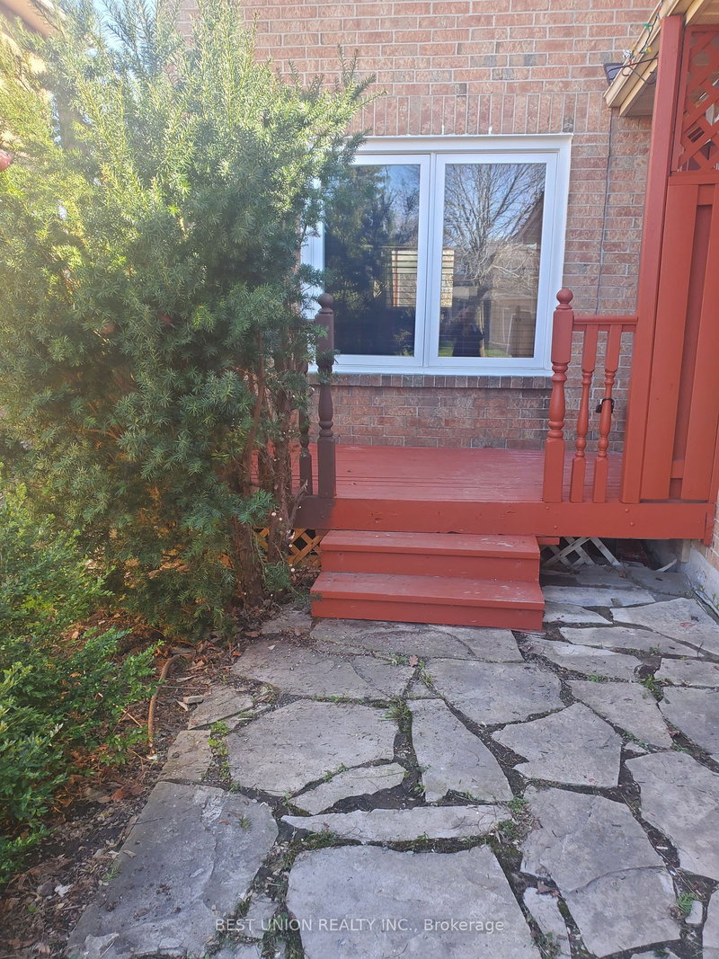 104 Houseman Cres, Richmond Hill, L4C 7S5 | Image 3