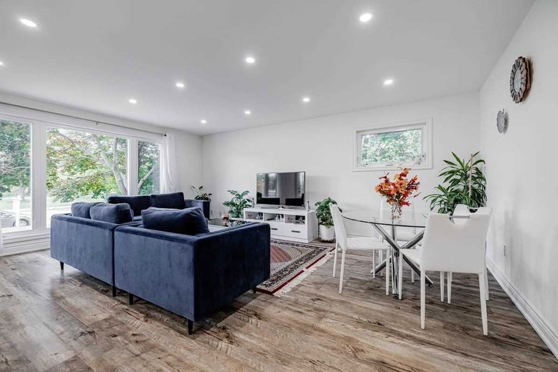 302 Crosby Ave, Richmond Hill, L4C 2R6 | Image 2