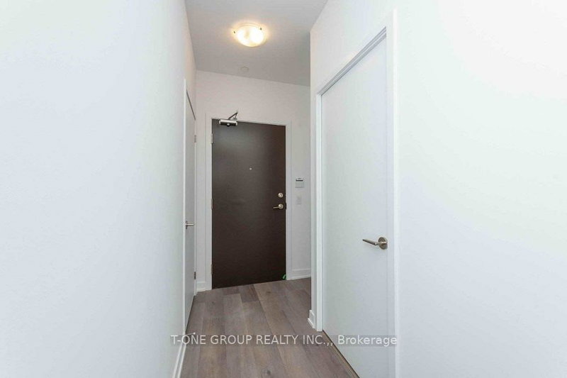 921 - 38 Honeycrisp Cres, Vaughan, L4K 0M8 | Image 3
