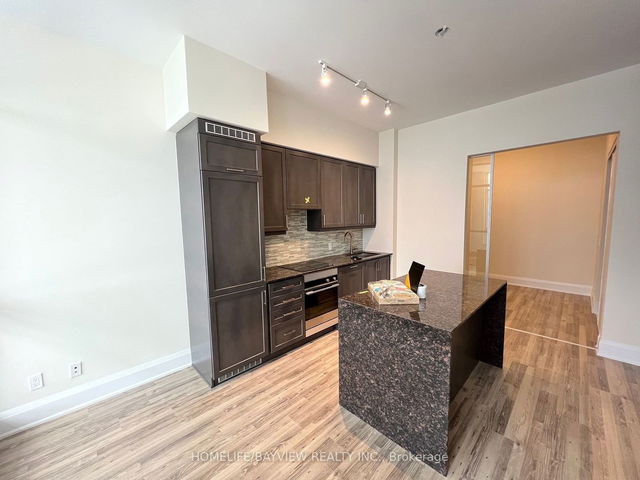 Ph 4 - 9075 Jane Street