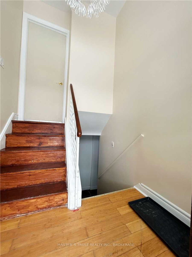 308 Skopit Rd, Richmond Hill, L4C 2Y8 | Image 2