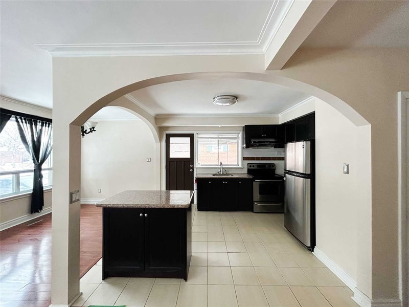 308 Skopit Rd, Richmond Hill, L4C 2Y8 | Image 2