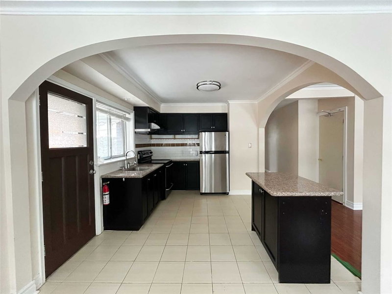 308 Skopit Rd, Richmond Hill, L4C 2Y8 | Image 3