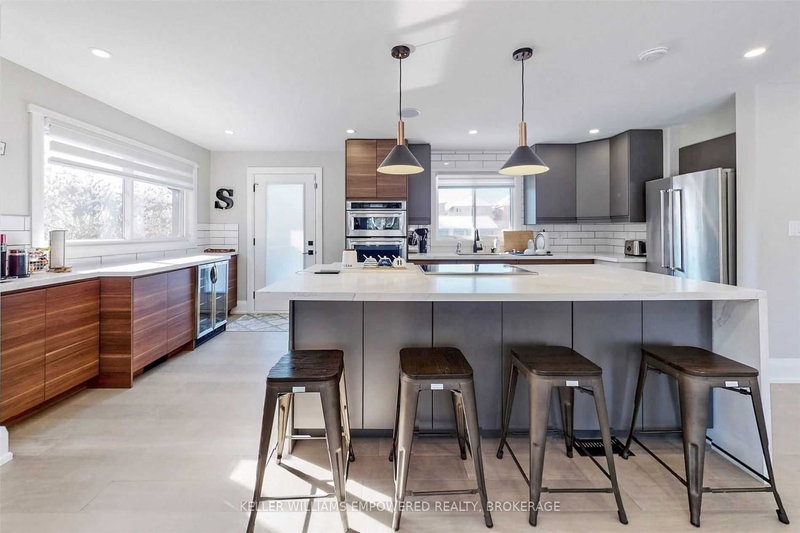 646 Simcoe Rd, Bradford West Gwillimbury, L3Z 4A9 | Image 2