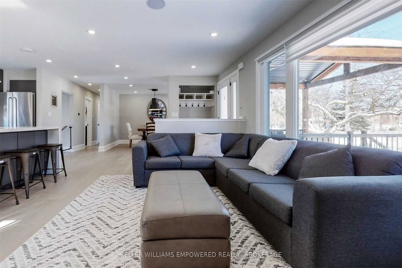 646 Simcoe Rd, Bradford West Gwillimbury, L3Z 4A9 | Image 3