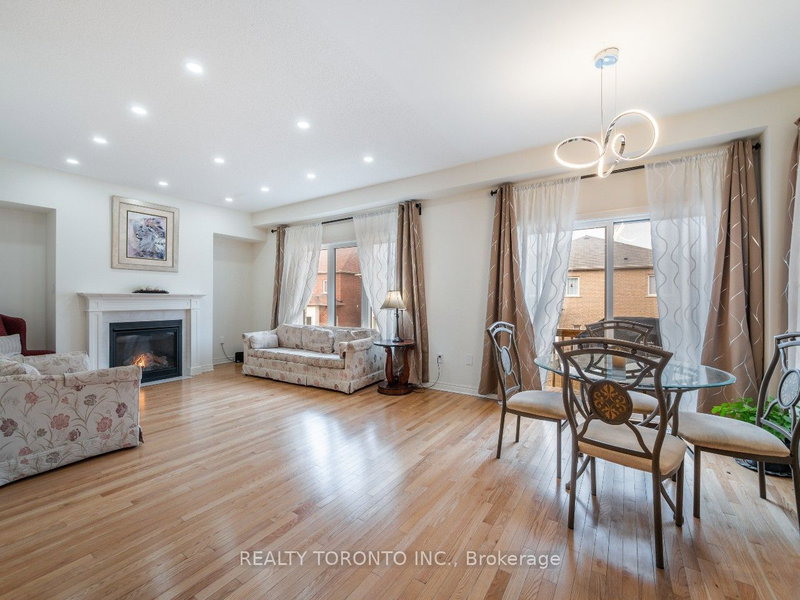 42 Foxberry Rd, East Gwillimbury, L9N 0P6 | Image 3