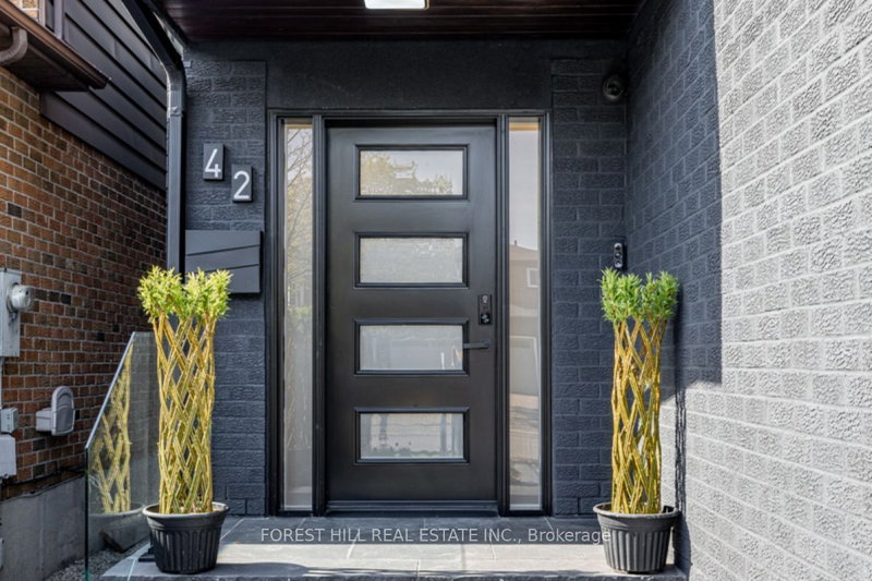 42 Coventry Crt, Richmond Hill, L4C 8B8 | Image 2