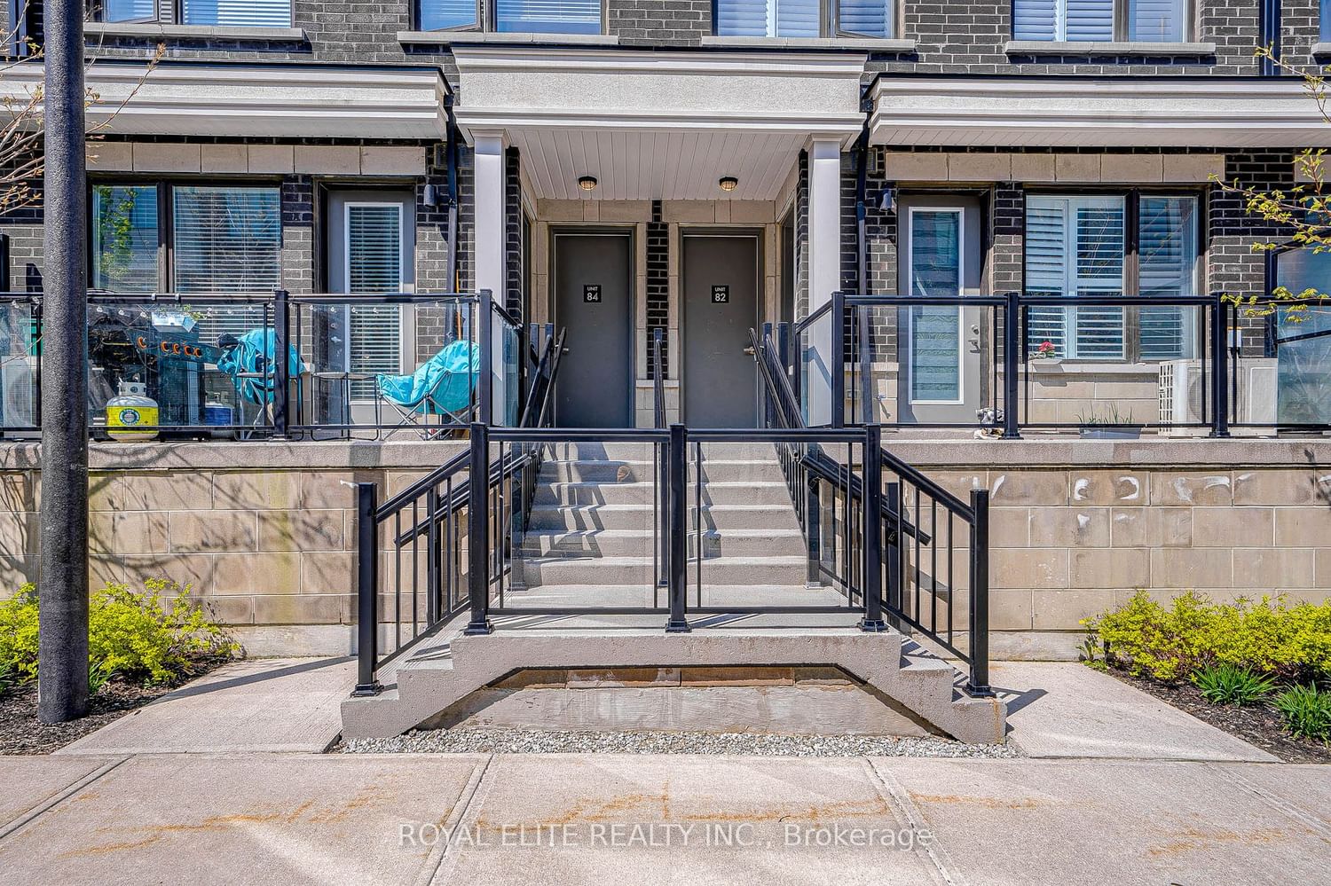 Townhouse sold at 82-400 Alex Gardner Circle, Aurora, Aurora Heights, L4G 3G5 - MLS: N5970396