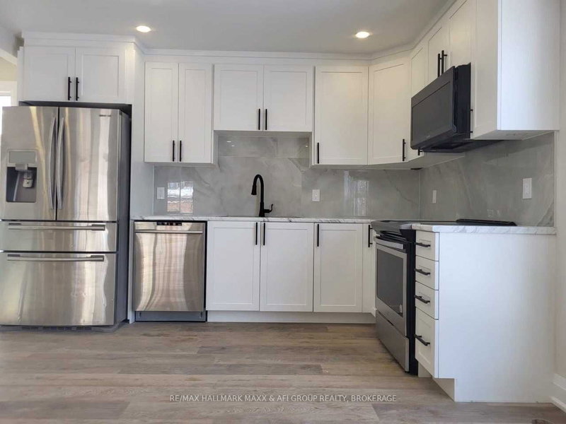 56 Millard Ave, Newmarket, L3Y 1Y8 | Image 2