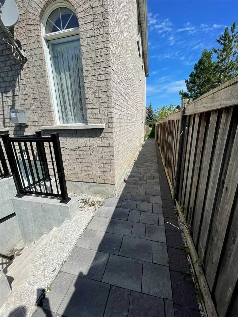 18 Fountain Crt, Richmond Hill, L4S 2K4 | Image 2