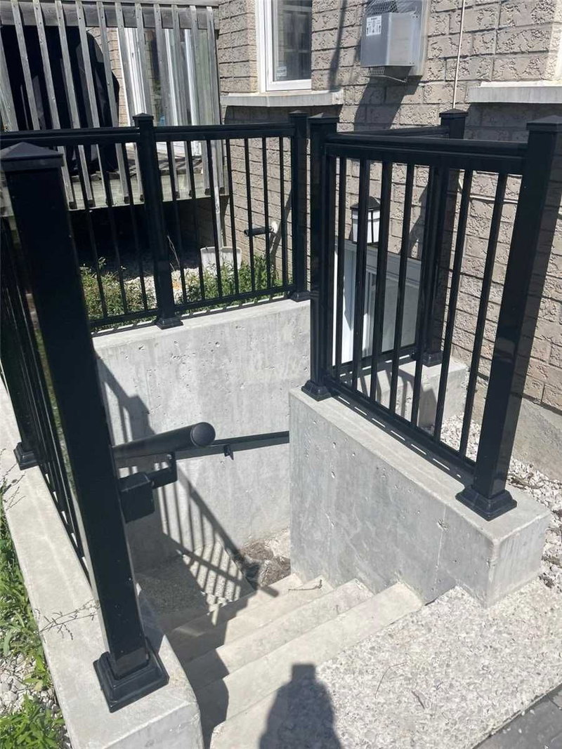 18 Fountain Crt, Richmond Hill, L4S 2K4 | Image 3