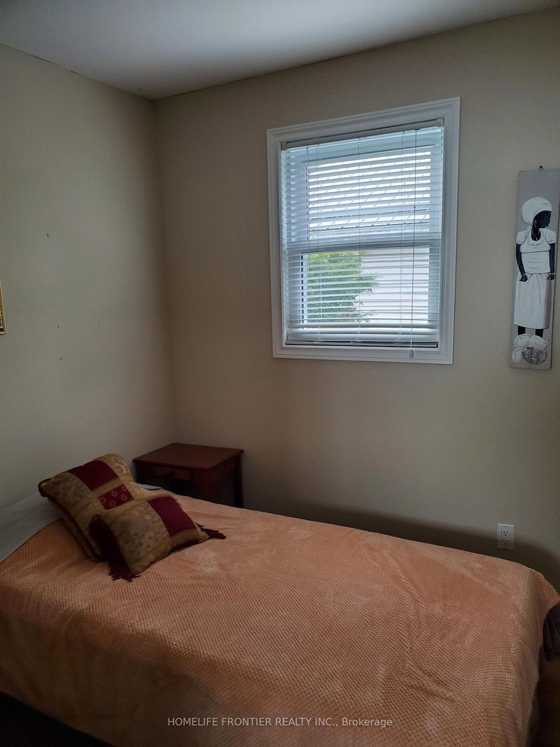74 De La Salle Blvd, Georgina, L0E 1L0 | Image 3