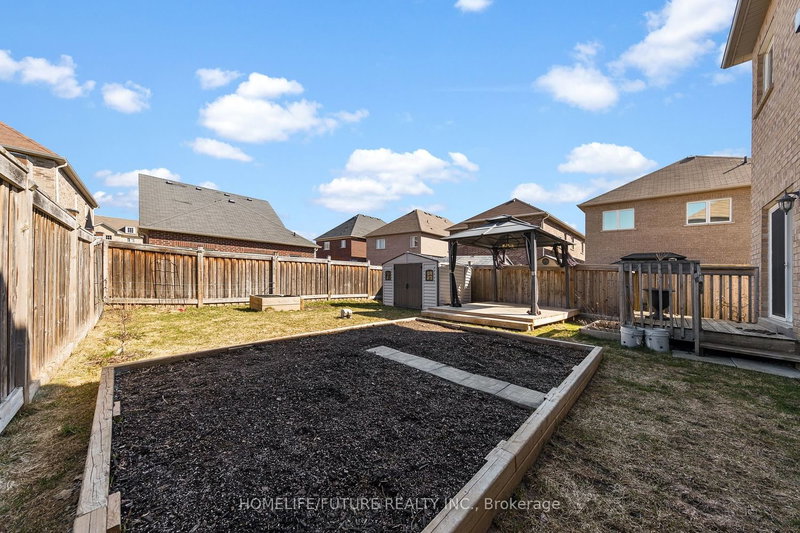 134 Gardiner Dr, Bradford West Gwillimbury, L3Z 0J6 | Image 2