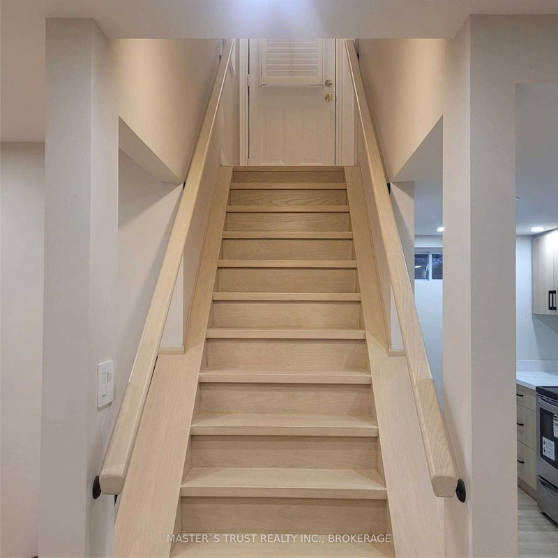 657 Chaleur Pl, Newmarket, L3X 1L6 | Image 2