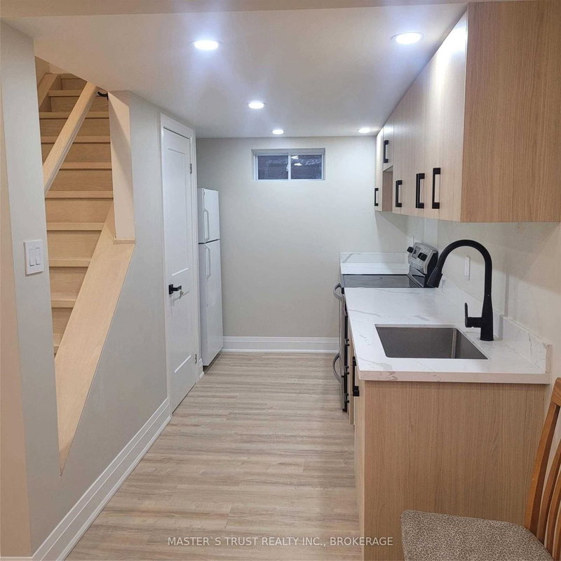 657 Chaleur Pl, Newmarket, L3X 1L6 | Image 3