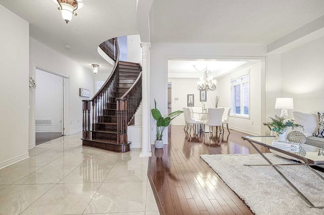57 Wolf Trail Crescent