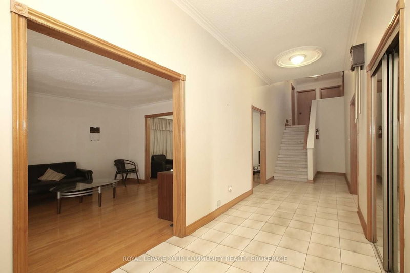 9747 Bathurst St, Richmond Hill, L4C 3X5 | Image 3