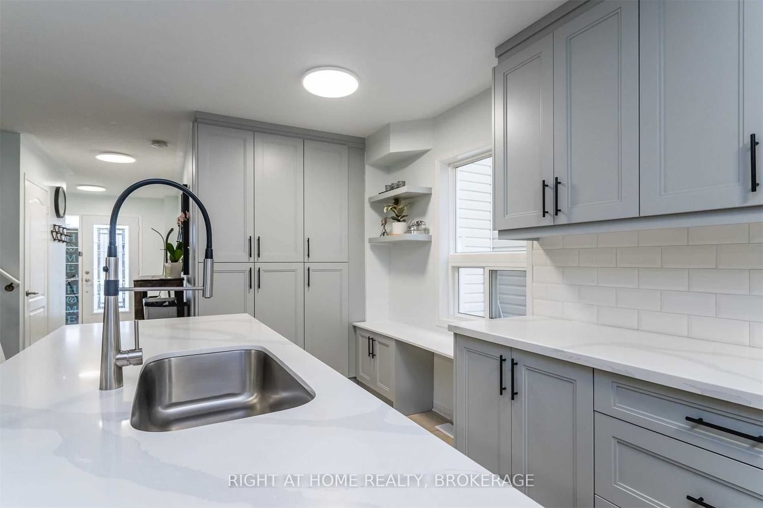 Townhouse sold at 87 Lookout Street, Essa, Angus, L0M 1B4 - MLS: N6005969