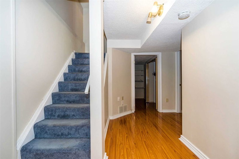 23 Bluesky Cres, Richmond Hill, L4C 8J1 | Image 2
