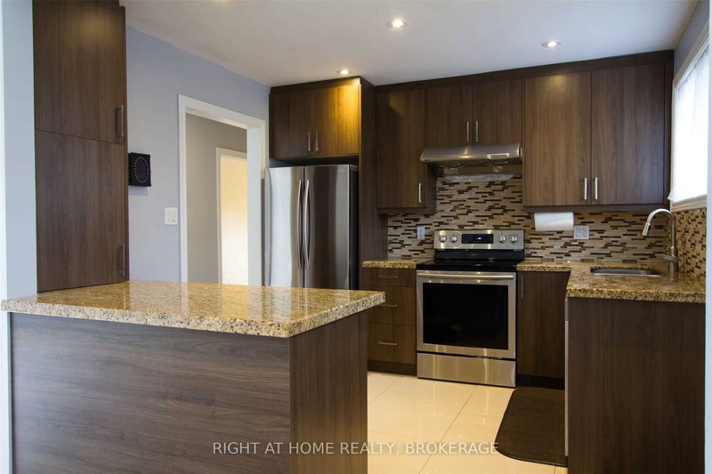 Main - 40 Foreht Cres, Aurora, L4G 3E8 | Image 2