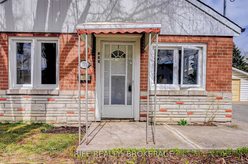 735 Srigley St, Newmarket, L3Y 1X6 | Image 2