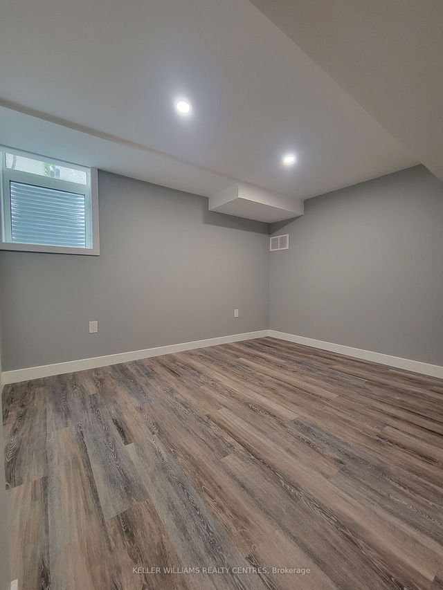 Lower - 977 Ferndale Crescent