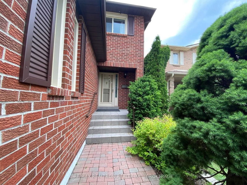 8 Belvedere Cres, Richmond Hill, L4C 8W2 | Image 2