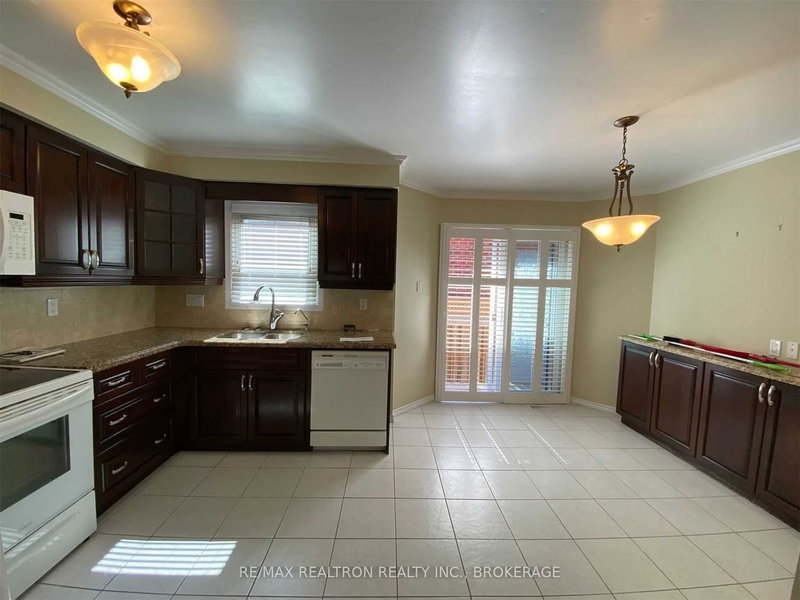 8 Belvedere Cres, Richmond Hill, L4C 8W2 | Image 3