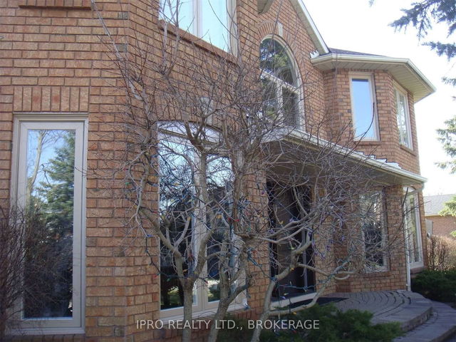 9 Dennis Drive